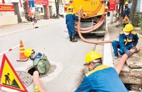  Công nhân Công ty Thoát nước Hà Nội nạo vét hệ thống thoát nước.