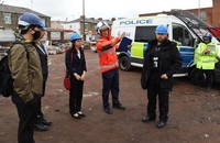 Tham tán, Phó Đại sứ Tô Minh Thu (thứ 3 từ trái sang) trao đổi với các lực lượng chức năng Manchester tại hiện trường vụ cháy. (Ảnh: Đình Thư/TTXVN)