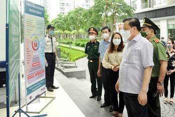 Bí thư Thành ủy Hà Nội Đinh Tiến Dũng kiểm tra công tác phòng, chống dịch tại quận Hoàng Mai, Hà Nội.