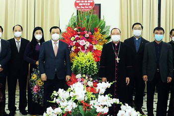Bí thư Thành ủy Hà Nội chúc mừng Giáng sinh tại Tòa Tổng Giám mục Hà Nội