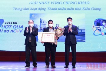 Đại diện nhóm thí sinh Kiên Giang nhận giải nhất của cuộc thi.
