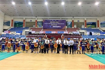 Trao hoa, cờ lưu niệm cho các đội tuyển tham gia Giải cầu lông các cây vợt xuất sắc thiếu niên, trẻ quốc gia năm 2022.