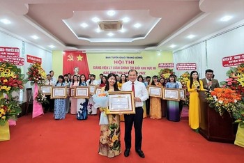 Đồng chí Lê Hải Bình tặng hoa và bằng khen cho thí sinh đạt giải Nhất tại cuộc thi.