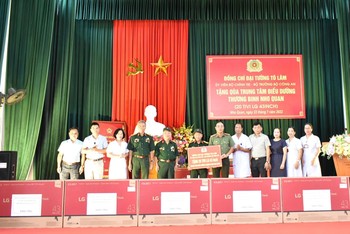 Trao tặng ti-vi cho Trung tâm Điều dưỡng thương binh huyện Nho Quan.