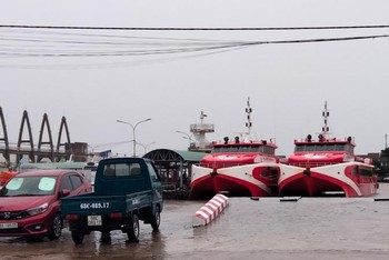 Do thời tiết xấu, tàu khách từ thành phố Rạch Giá, tỉnh Kiên Giang đi các đảo của tỉnh Kiên Giang ngưng hoạt động.