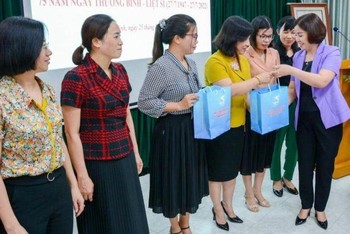 Lãnh đạo Hội Liên hiệp Phụ nữ Ninh Bình trao quà nhân kỷ niệm 75 năm Ngày Thương binh-Liệt sĩ.