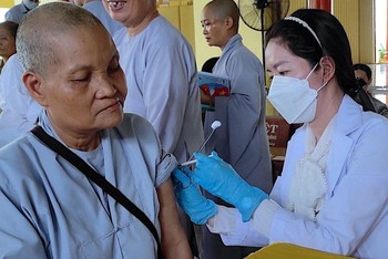 Các đơn vị chức năng Cà Mau tăng cường khám sàng lọc, tiêm vaccine phòng Covid-19 trong nhân dân. 