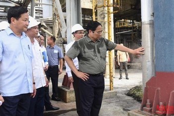 Thủ tướng Phạm Minh Chính kiểm tra hoạt động của Nhà máy Đạm Ninh Bình.