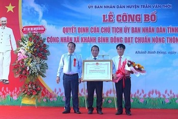 Trao quyết định của Chủ tịch UBND tỉnh Cà Mau công nhận xã Khánh Bình Đông về đích xây dựng nông thôn mới.