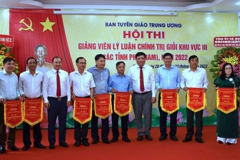 Ban tổ chức tặng cờ lưu niệm cho các đơn vị và thí sinh tham gia Hội thi giảng viên lý luận chính trị khu vực III các tỉnh phía nam.