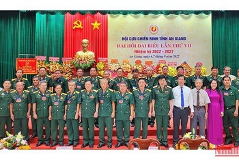 Ban Chấp hành khóa VII chụp hình cùng các đại biểu.