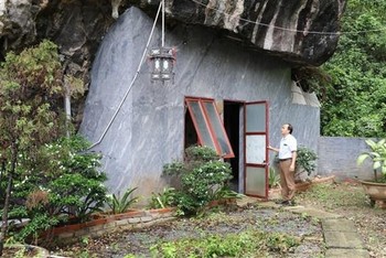 Phòng nghỉ trong hang, thực chất là một hõm núi được xây quây kín lại. (Ảnh: TTXVN)