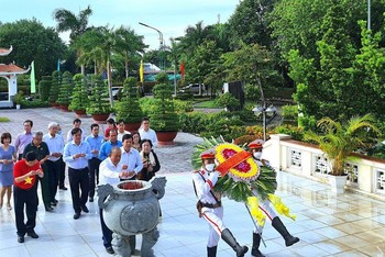 Đồng chí Trương Hoà Bình cùng đoàn công tác và lãnh đạo tỉnh Cà Mau dâng hoa, dâng hương tại Khu tưởng niệm Chủ tịch Hồ Chí Minh.