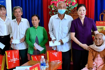 Bà Trương Thị Ngọc Ánh (áo tím) tặng quà các gia đình chính sách huyện Trần Văn Thời.
