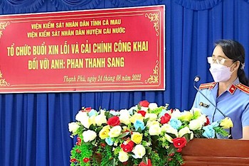 Bà Từ Thanh Thùy, Viện trưởng Viện Kiểm sát nhân dân huyện Cái Nước trình bày phần xin lỗi của cơ quan tố tụng đối với công dân bị oan.