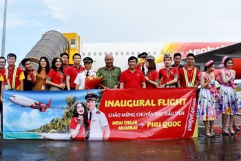 Phi hành đoàn chuyến bay VJ956 của hãng hàng không Vietjet Air chụp ảnh cùng đại diện Cảng Hàng không quốc tế Phú Quốc.