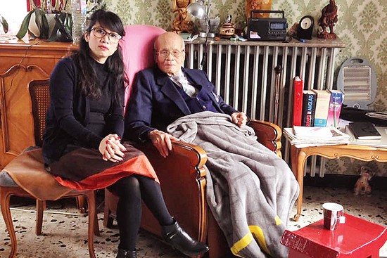 Nhà báo Nguyễn Mỹ Linh trò chuyện với bà con Việt kiều ở Pháp lâu năm.