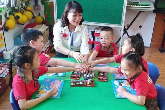 Cô giáo Hoàng Thị Vân và các học sinh Trường mầm non Hà Lầm, TP Hạ Long (Quảng Ninh).