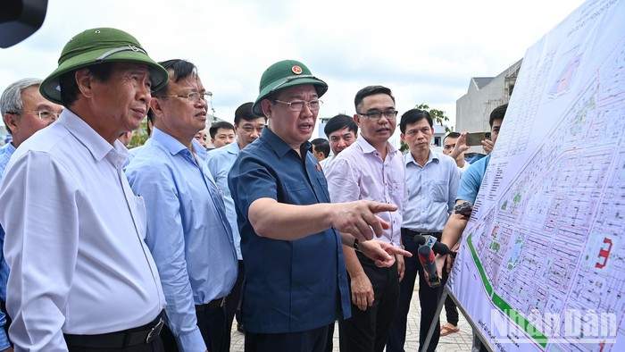 Chủ tịch Quốc hội Vương Đình Huệ và đoàn công tác xem bản đồ quy hoạch khu tái định cư sân bay Long Thành. (Ảnh: DUY LINH)