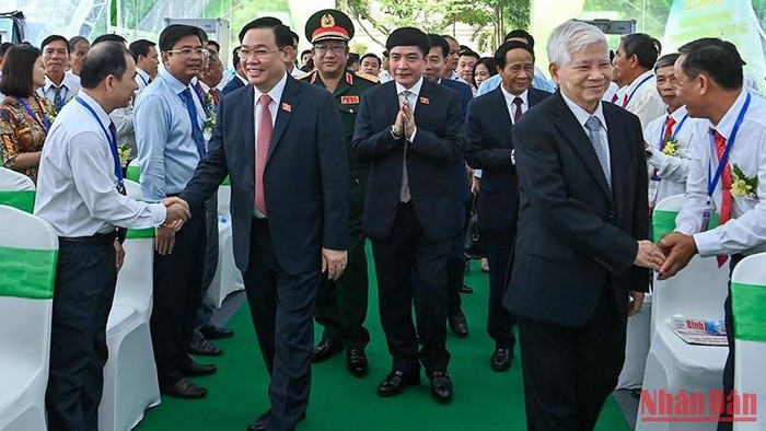 Nguyên Chủ tịch nước Nguyễn Minh Triết, Chủ tịch Quốc hội Vương Đình Huệ cùng các đại biểu dự lễ công bố.
