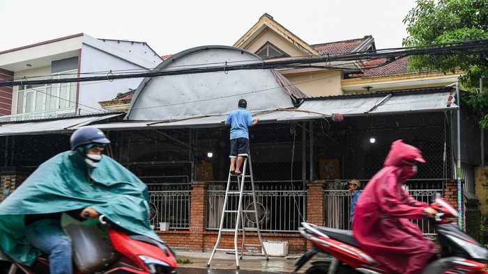 Người dân Quảng Nam gia cố nhà cửa trước giờ siêu bão Noru đổ bộ