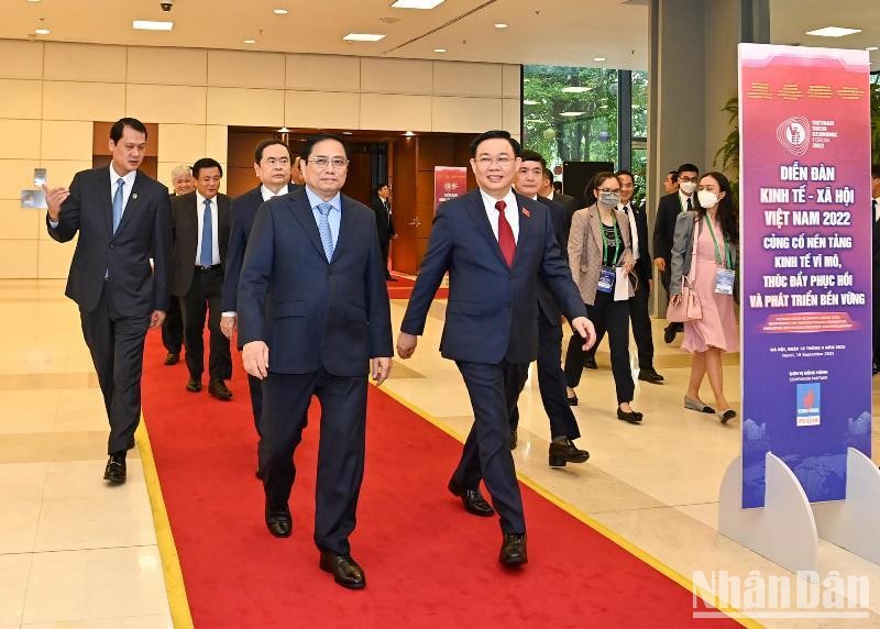 Thủ tướng Phạm Minh Chính, Chủ tịch Quốc hội Vương Đình Huệ dự khai mạc diễn đàn Kinh tế-Xã hội Việt Nam 2022.