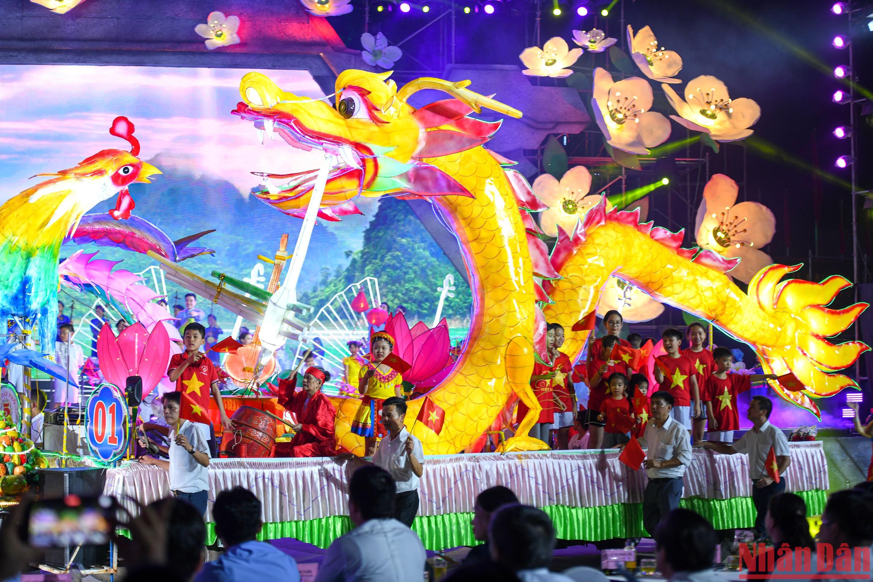 Chiếc đèn mang biểu trưng "Con rồng cháu tiên" được tổ 1, phường Tân Quang diễu qua Quảng trường Nguyễn Tất Thành.