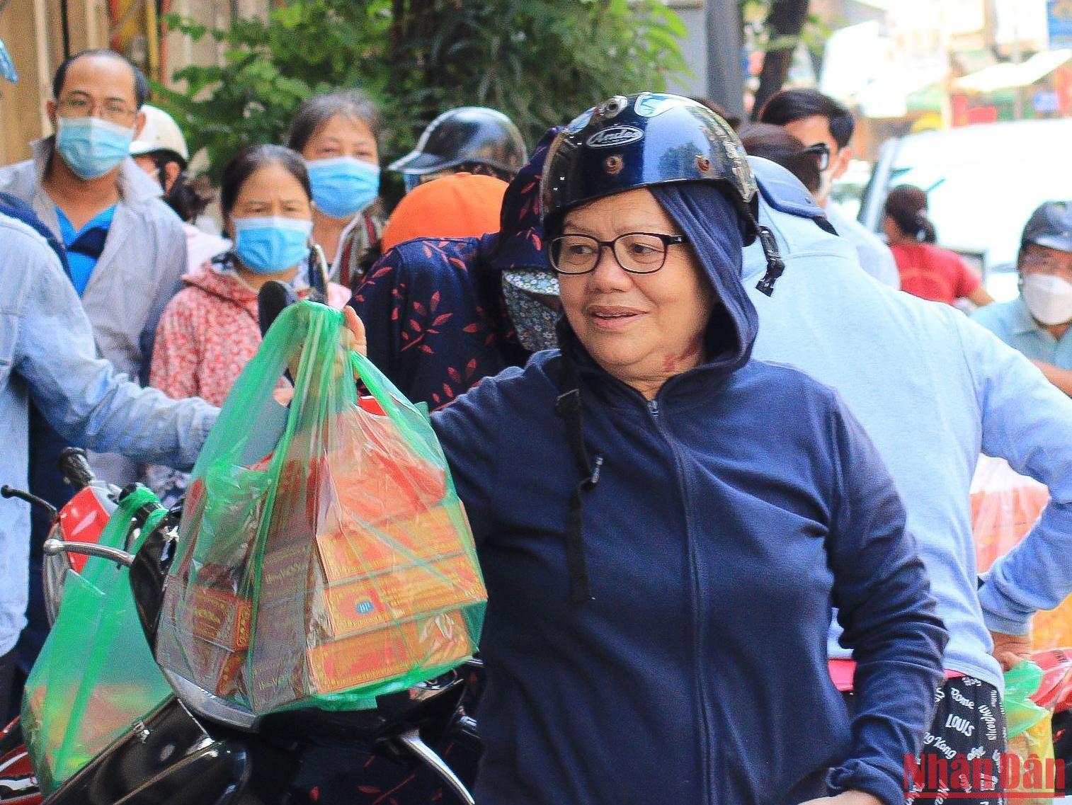 Thị trường bánh Trung thu Hà Nội: Nơi xếp hàng dài, nơi đìu hiu