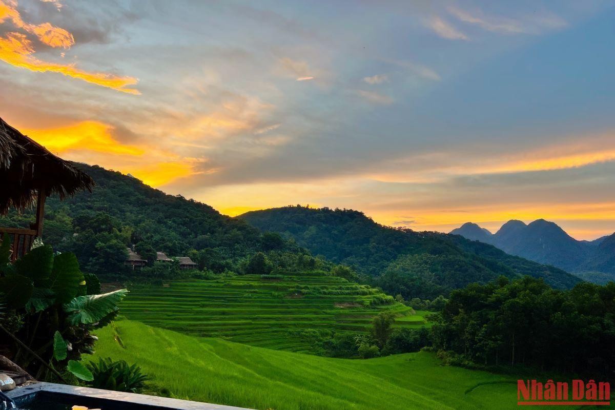 Pù Luông: Khám phá vẻ đẹp hoang sơ của Pù Luông - một thiên đường đầy nắng và gió ở miền Bắc Việt Nam. Bạn sẽ được ngắm nhìn những cánh đồng lúa chín và những ngọn núi đồi xanh ngắt trải dài khắp các thôn làng.