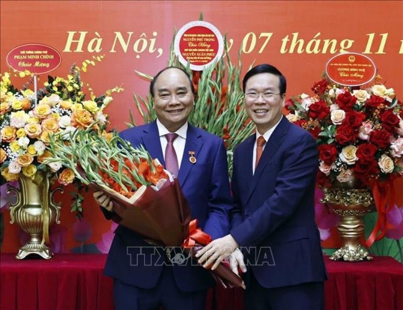 Trao Huy hiệu 40 năm tuổi Đảng tặng Chủ tịch nước Nguyễn Xuân Phúc ảnh 2