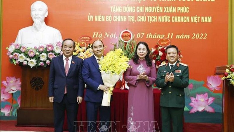 Trao Huy hiệu 40 năm tuổi Đảng tặng Chủ tịch nước Nguyễn Xuân Phúc ảnh 6