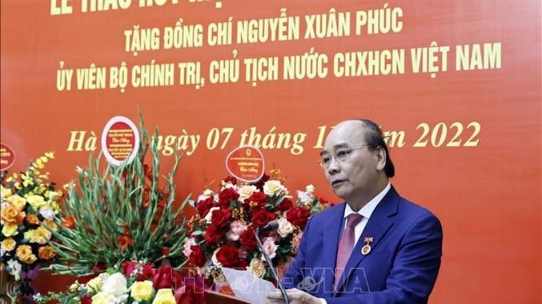 Trao Huy hiệu 40 năm tuổi Đảng tặng Chủ tịch nước Nguyễn Xuân Phúc ảnh 3