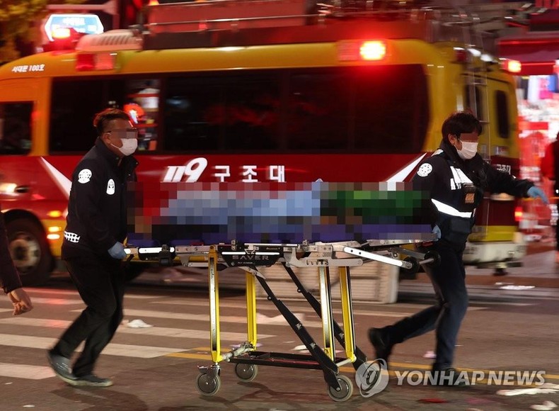 Ít nhất 149 người thiệt mạng, 76 người bị thương trong vụ giẫm đạp ở Seoul ảnh 1