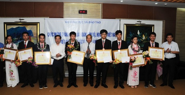 Lãnh đạo Bộ Giáo dục và Đào tạo chúc mừng các học sinh đoạt giải Ô-lim-pích Vật lý châu Á.