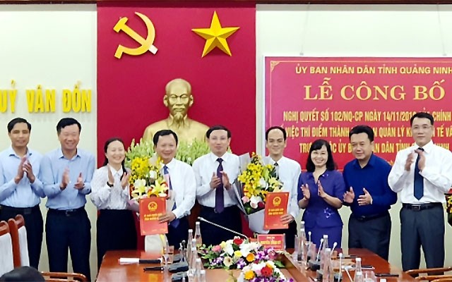 Lãnh đạo tỉnh Quảng Ninh trao quyết định công tác cán bộ của Ban Quản lý Khu kinh tế Vân Đồn.
