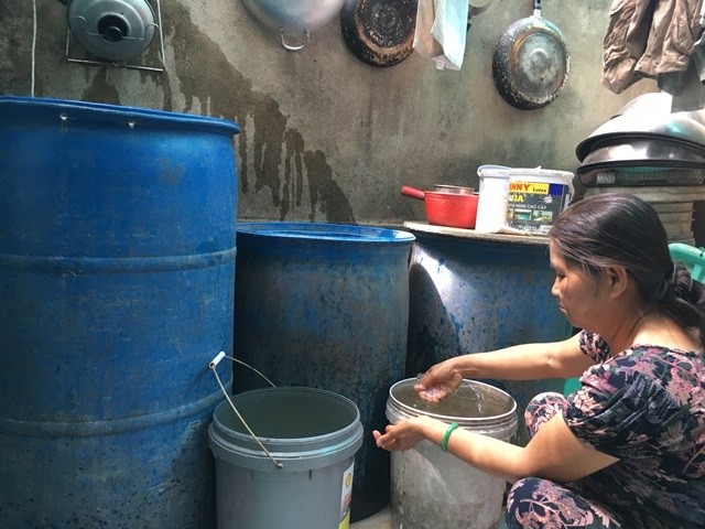 Nhiều người dân ấp 3, xã Bình Thắng (huyện Bình Đại, tỉnh Bến Tre) bức xúc khi sử dụng nước nhiễm mặn vẫn bị thu tiền với giá cao.