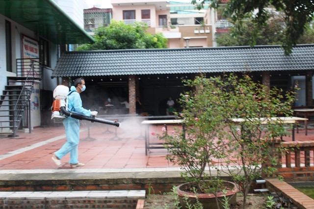 Phun thuốc khử khuẩn khu dịch vụ ở phố Quang Trung, phường Đông Vệ, thành phố Thanh Hóa