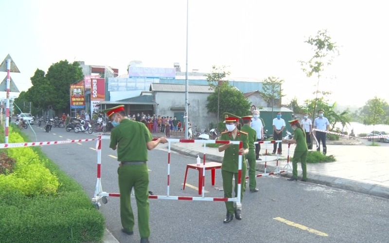 Lực lượng chức năng thực hiện tháo dỡ cách ly sau hoàn thành thời gian cách ly tại tổ dân phố Đình Tràng
