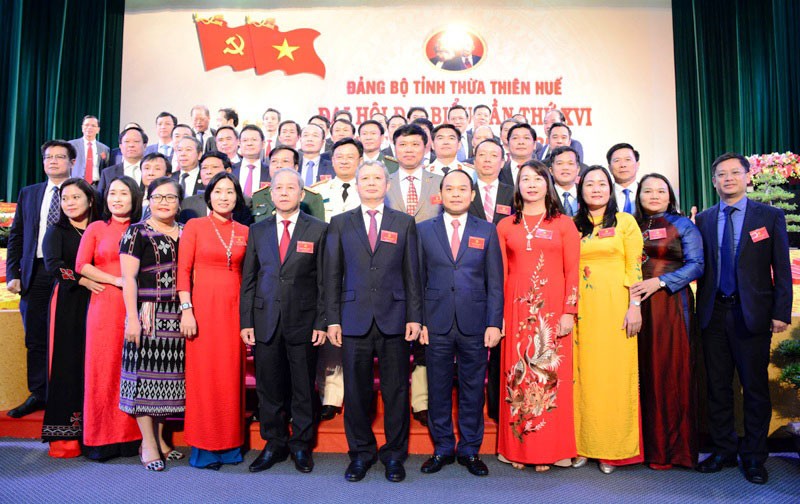 Ban Chấp hành Đảng bộ tỉnh khóa 16, nhiệm kỳ 2020 -2025 ra mắt, nhận nhiệm vụ.