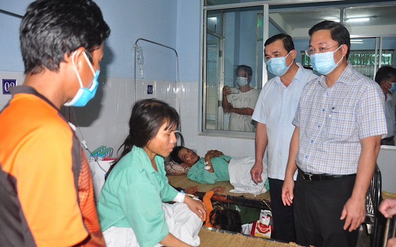 Lãnh đạo tỉnh thăm các bệnh nhân trong vụ sạt lở đang điều trị tại Bệnh viện ĐK Quảng Nam.