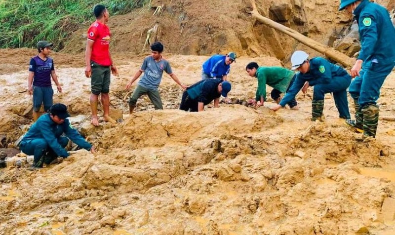 Lực lượng chức năng tìm kiếm hai cán bộ xã ở Phước Sơn, Quảng Nam bị vùi lấp, mất tích.