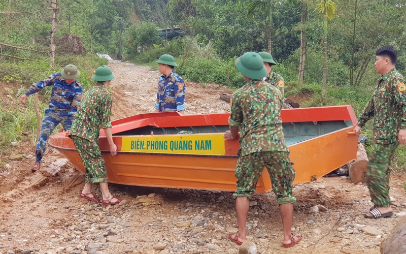 Lực lượng cứu hộ tổ chức tìm kiếm lòng hồ Thủy điện sông Tranh 2 