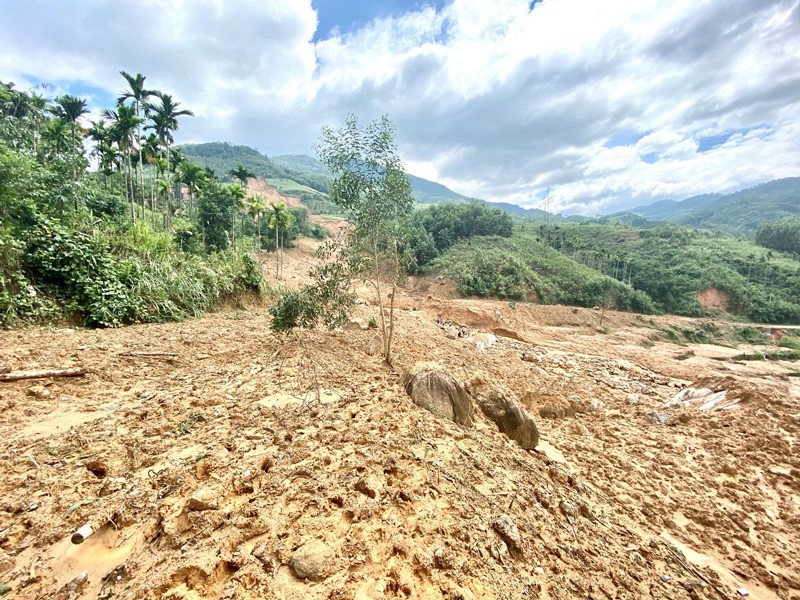 Sau những tiếng nổ trong lòng núi, “lũ bùn” san phẳng 3ha rừng, ruộng bậc thang và xóa sổ đường vào làng bản của xã Sơn Long.