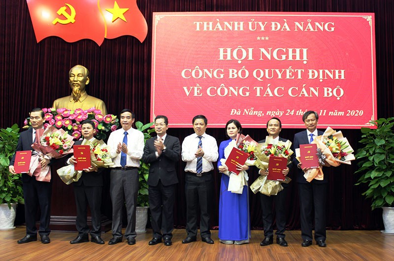 Lãnh đạo Thành ủy Đà Nẵng tặng hoa chúc mừng các đồng chí được phân công nhiệm vụ mới.