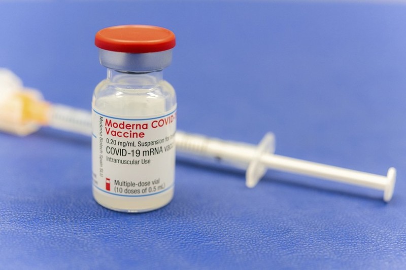 Một ống vaccine Moderna ngừa Covid-19, được đặt trên bàn tại khu tiêm chủng của Bệnh viện Diakonie ở Bremen, Đức ngày 15-1. Ảnh: AP.