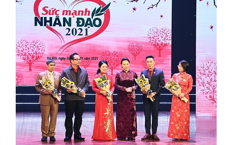 Chủ tịch QH Nguyễn Thị Kim Ngân tặng hoa Hội đồng quản trị Quỹ hoạt động Chữ thập đỏ tại chương trình.Ảnh: TRỌNG ĐỨC (TTXVN)