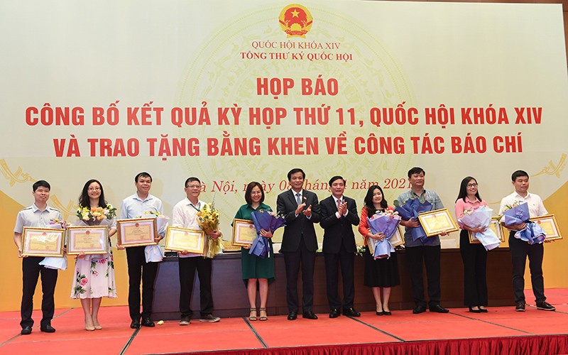 Tổng Thư ký QH Bùi Văn Cường và nguyên Tổng Thư ký QH Nguyễn Hạnh Phúc trao tặng Bằng khen của Văn phòng QH cho một số phóng viên báo chí. Ảnh: TRẦN HẢI
