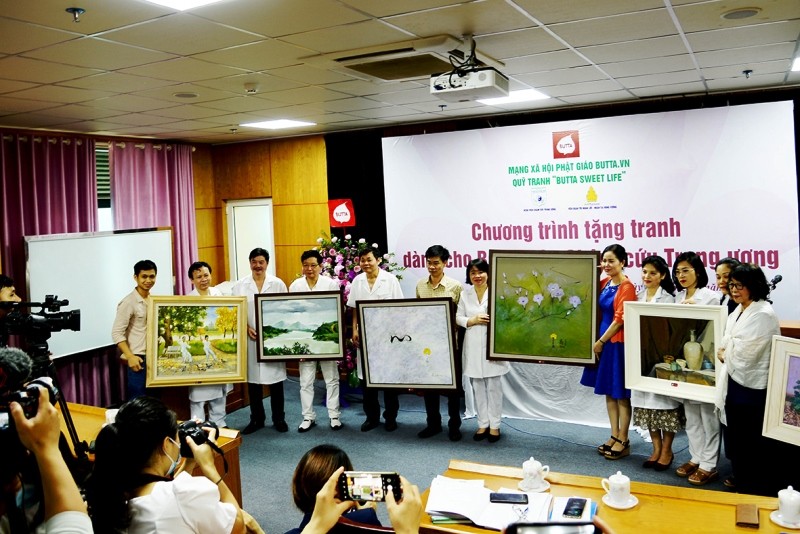Nhóm họa sĩ cùng các đại biểu trao tặng tranh cho bệnh viện.