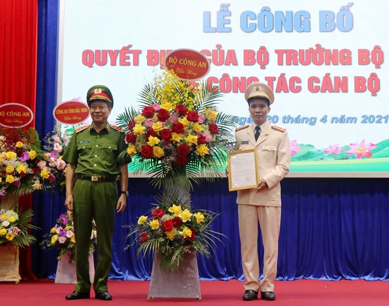 Thượng tướng Lê Quý Vương, Thứ trưởng Công an trao Quyết định cho Giám đốc Công an tỉnh Bắc Ninh.