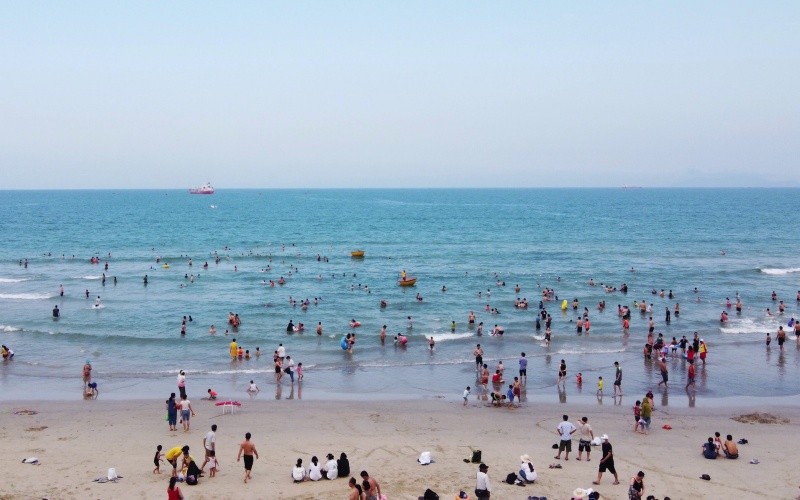 Biển Đà Nẵng chiều cao điểm nghỉ lễ